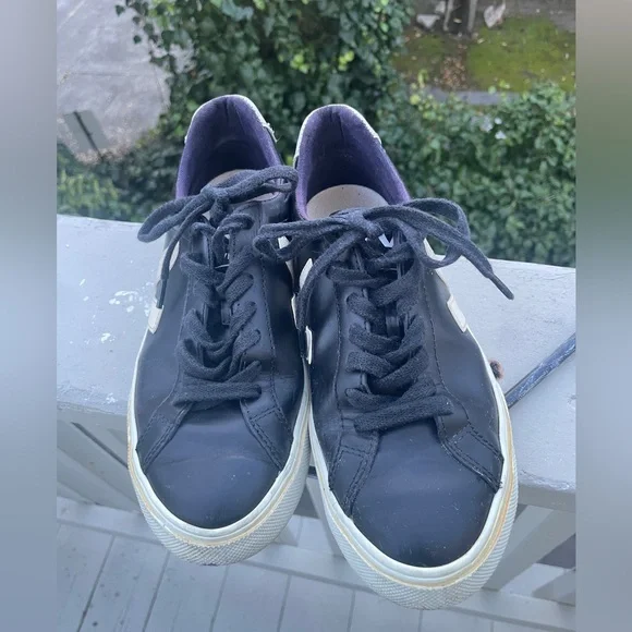 Veja Black & White Women’s Size 6 Sneakers - Picture 2 of 7